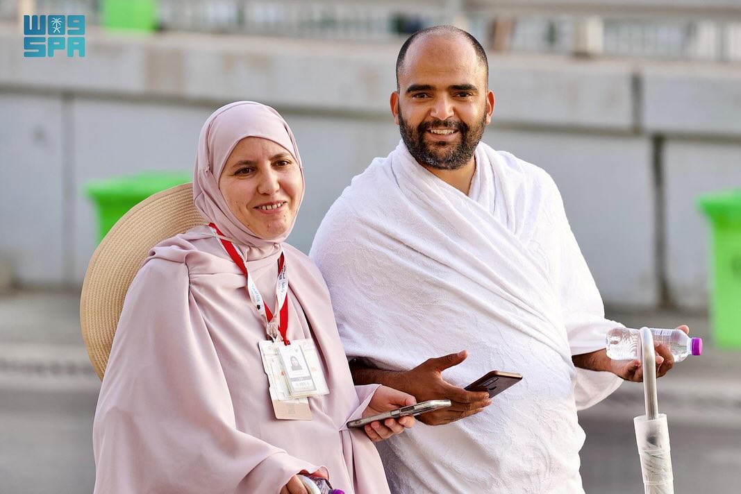 قد تكون صورة شخصين ونص