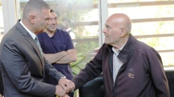 محافظ أسوان يوجّه مفتاح المدينة إلى جراح القلب الشهير مجدي يعقوب