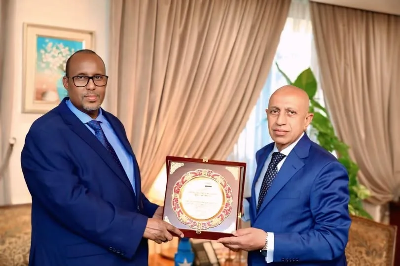 سفير الصومال يتباحث مع رئيس “الأكاديمية العربية للعلوم والتكنولوجيا” حول تعزيز التعاون المشترك. سفير الصومال يتباحث مع رئيس “الأكاديمية العربية للعلوم والتكنولوجيا” حول تعزيز التعاون المشترك.