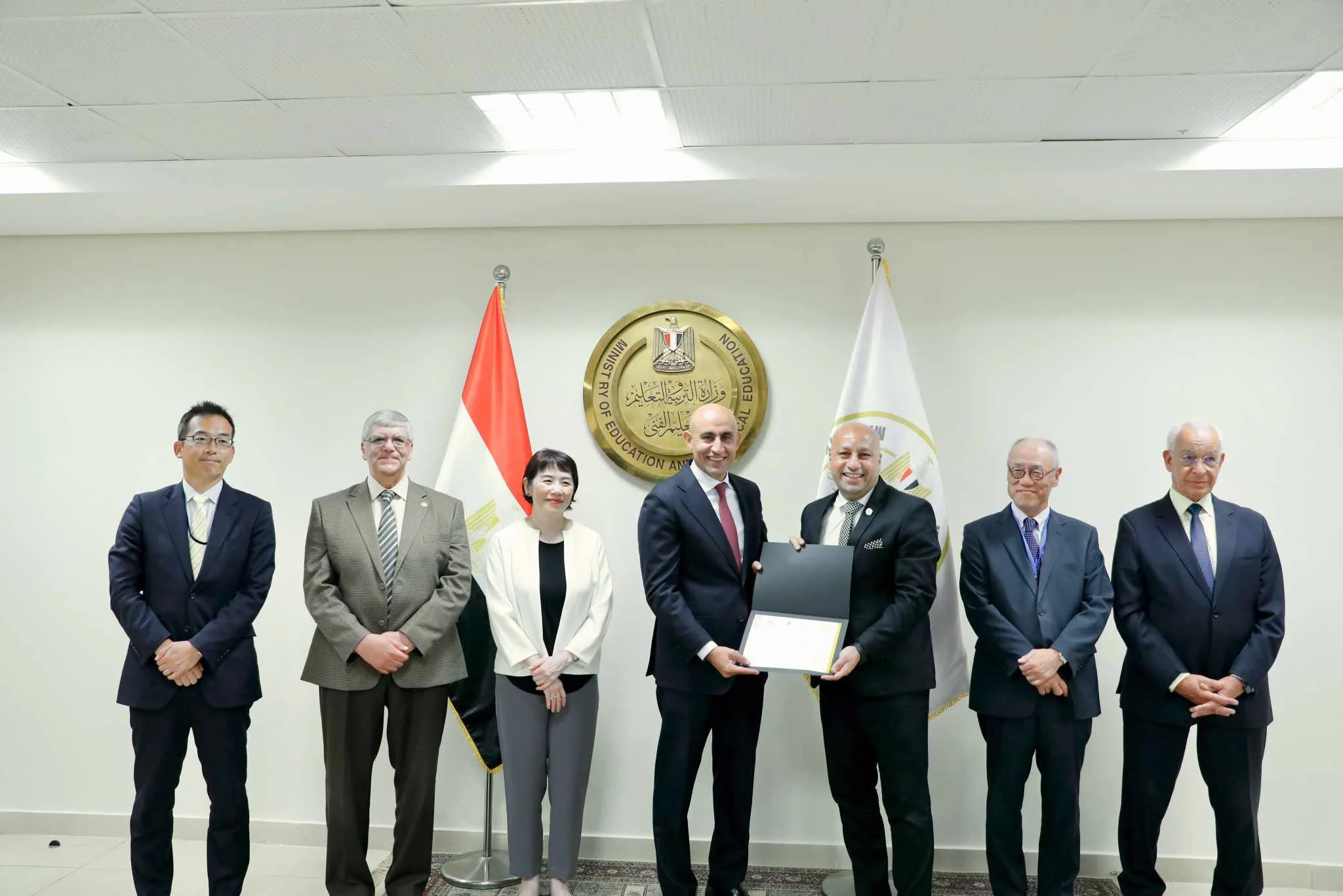 وزير التعليم وجايكا يقدمان التكريم لـ 16 مدربًا من دفعة التوكاتسو الرابعة ويؤكدان على توسيع نطاق المدارس اليابانية في مصر. وزير التعليم وجايكا يقدمان التكريم لـ 16 مدربًا من دفعة التوكاتسو الرابعة ويؤكدان على توسيع نطاق المدارس اليابانية في مصر.