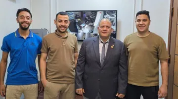 “خبير مالي” يقوم بإجراء مجموعة من اللقاءات مع الشباب ويستفيد من آرائهم.