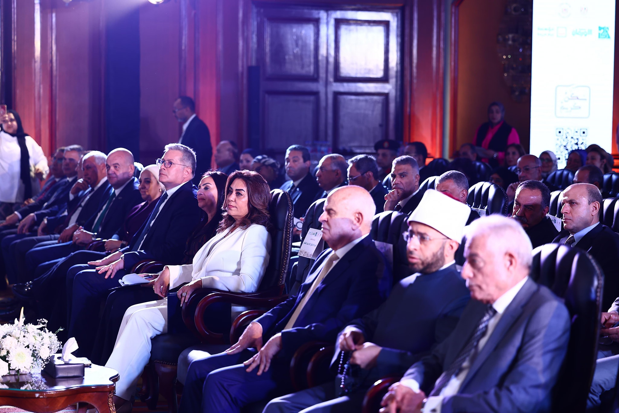 قد تكون صورة ‏‏‏‏٨‏ أشخاص‏، و‏‏حشد‏، و‏مِنبر‏‏‏ و‏نص‏‏