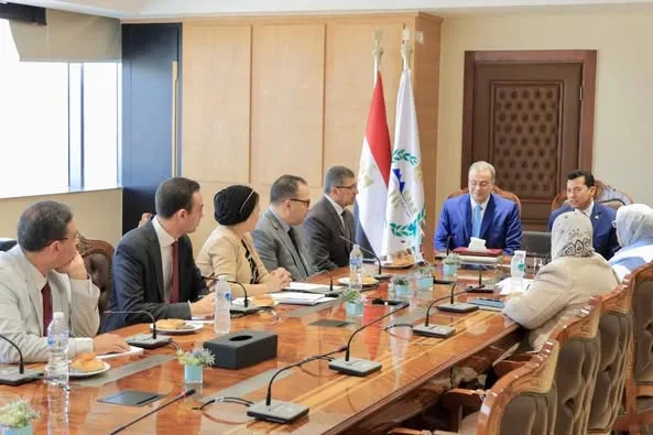 رئيس هيئة التنظيم والإدارة يلتقي وزير الشباب والرياضة لمناقشة تعزيز التعاون المشترك