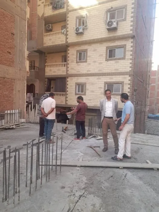إجراء إزالة فورية لمخالفات البناء غير المرخصة في منطقة حي المستشارين بالزقازيق في الشرقية