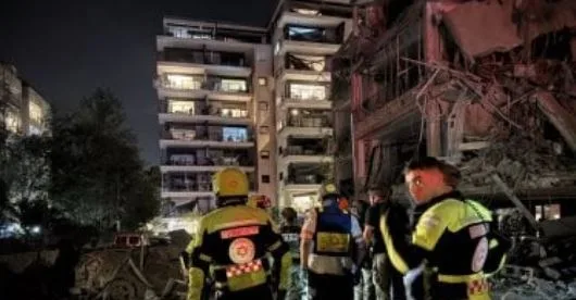 يسرائيل هيوم: آلاف المباني في تل أبيب بدون ملاجئ آمنة في ظل تصاعد التوتر مع إيران