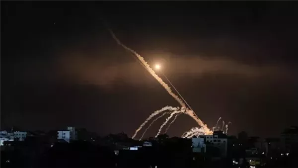 إعلام إسرائيلي: إطلاق صاروخ حوثي نحو إسرائيل مع هجمات إيرانية على تل أبيب إعلام إسرائيلي: إطلاق صاروخ حوثي نحو إسرائيل مع هجمات إيرانية على تل أبيب