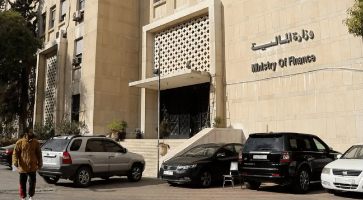 وزارة المالية السورية تُعلن عن إنشاء لجنة لوضع نظام ضريبي حديث بمشاركة ممثلين من القطاع الخاص لأول مرة. وزارة المالية السورية تُعلن عن إنشاء لجنة لوضع نظام ضريبي حديث بمشاركة ممثلين من القطاع الخاص لأول مرة.