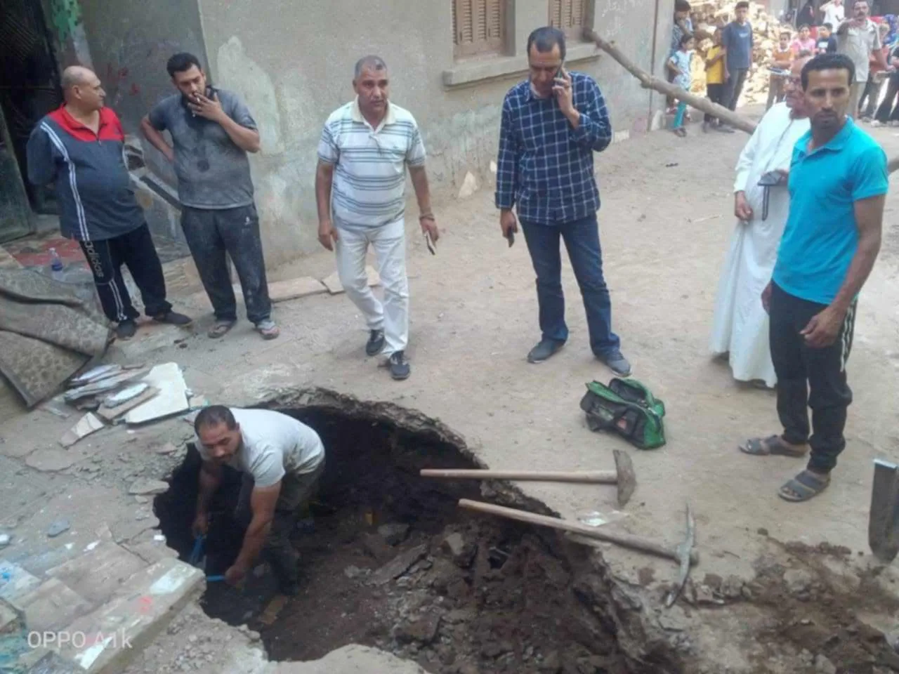 هبوط أرضي غير متوقع في قرية زوير بالمنوفية.. ورئيس مدينة شبين الكوم يشرف على أعمال الإصلاح في الموقع