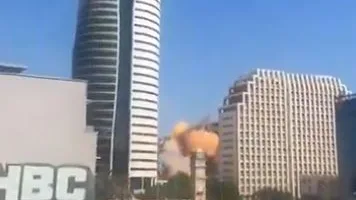 الحرس الثوري الإيراني يضرب مركز البث الميداني للقناة 14 الإسرائيلية في حيفا بصواريخ سجيل 3.