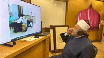 طلاب الفرع العلمي يتقدمون لامتحان الفيزياء في جو من النظام والهدوء الكامل.