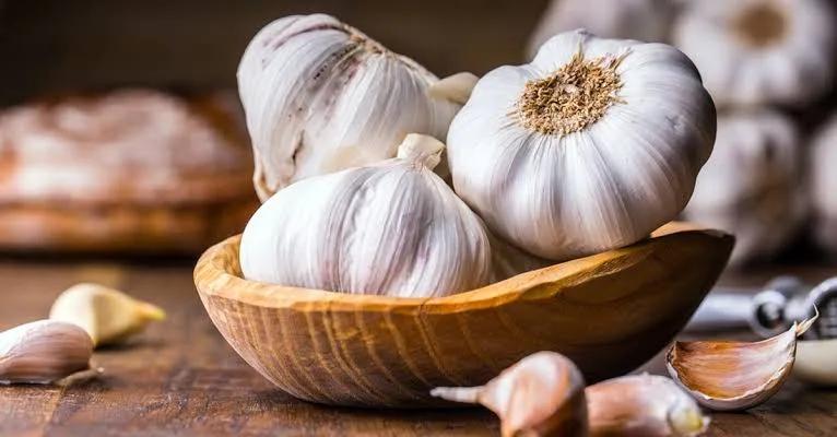 أفضل الوصفات الصحية لاستغلال الثوم كعلاج.. حل لعدة أمراض أفضل الوصفات الصحية لاستغلال الثوم كعلاج.. حل لعدة أمراض