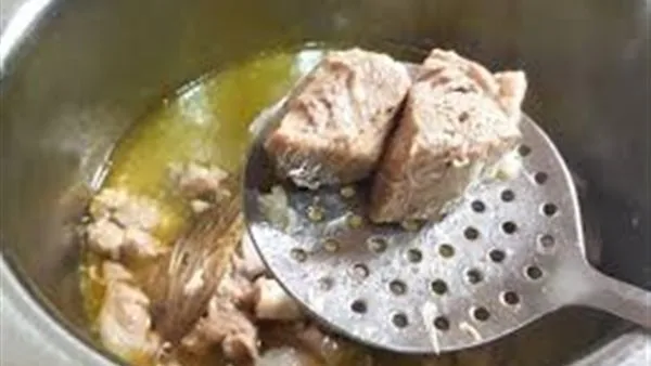 مجدي نزيه: سلق اللحوم هو أفضل وسيلة لتحضيرها ويحافظ على قيمتها الغذائية. مجدي نزيه: سلق اللحوم هو أفضل وسيلة لتحضيرها ويحافظ على قيمتها الغذائية.