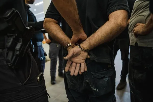 إلقاء القبض على جاسوس للموساد في مترو طهران إلقاء القبض على جاسوس للموساد في مترو طهران