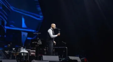 تامر عاشور يعبّر عن امتنانه للجمهور الكويتي على الترحيب الحار خلال حفله.