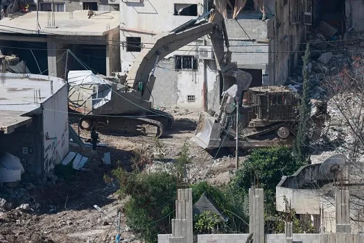 قوات الاحتلال تدمر العديد من المباني في مخيمات طولكرم ونور شمس