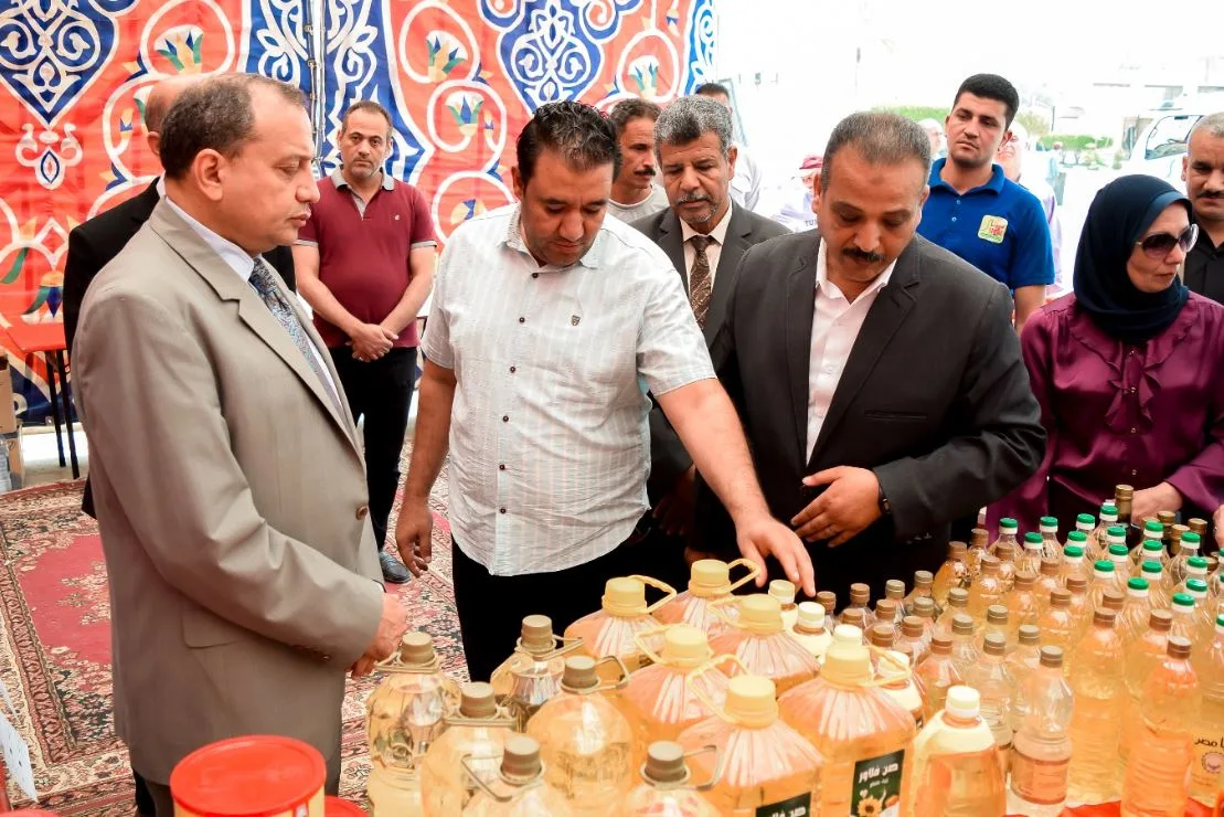 بمناسبة عيد الأضحى، رئيس جامعة بني سويف ي inaugurates معرض لبيع المواد الغذائية بالقرب من كلية الحقوق. بمناسبة عيد الأضحى، رئيس جامعة بني سويف ي inaugurates معرض لبيع المواد الغذائية بالقرب من كلية الحقوق.