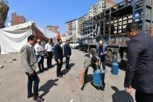 محافظ الدقهلية يعترض سيارة أنابيب الغاز للتحقق من وزن الأسطوانة بواسطة الميزان