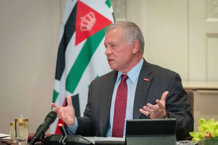 الملك يتناول خلال مكالمتين هاتفيتين مع رئيسي تركيا وقبرص وسائل تقليل التوترات الإقليمية الحادة. الملك يتناول خلال مكالمتين هاتفيتين مع رئيسي تركيا وقبرص وسائل تقليل التوترات الإقليمية الحادة.