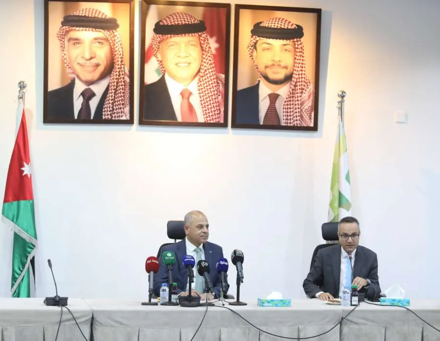 أبو صعيليك: إعادة تأهيل الموظفين الزائدين عن الحاجة ودمج وزارتي التعليم العالي والتربية سيكون خطوة استراتيجية وليست إدارية فقط، والحكومة ستعلن قريباً عن منصب الأمين العام الثالث لوزارة التربية. أبو صعيليك: إعادة تأهيل الموظفين الزائدين عن الحاجة ودمج وزارتي التعليم العالي والتربية سيكون خطوة استراتيجية وليست إدارية فقط، والحكومة ستعلن قريباً عن منصب الأمين العام الثالث لوزارة التربية.