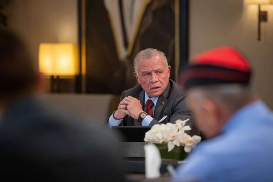 الملك يجتمع مع قدامى العسكريين ويعبر عن تقديره لجهود الولايات المتحدة في تهدئة التوترات (صور)