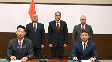 رئيس الوزراء يشهد التوقيع على عقد لإنشاء مجمع صناعي شامل لإنتاج مستلزمات الطاقة الشمسية في العين السخنة