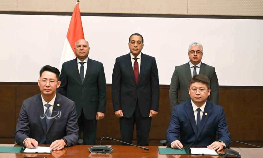 رئيس الوزراء يشهد التوقيع على عقد لإنشاء مجمع صناعي شامل لإنتاج مستلزمات الطاقة الشمسية في العين السخنة رئيس الوزراء يشهد التوقيع على عقد لإنشاء مجمع صناعي شامل لإنتاج مستلزمات الطاقة الشمسية في العين السخنة