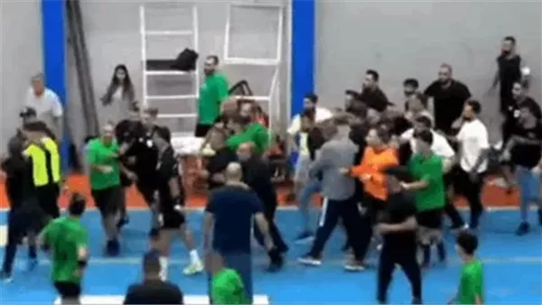 صور: شجار واعتداء على الحكم خلال مباراة رياضية في لبنان