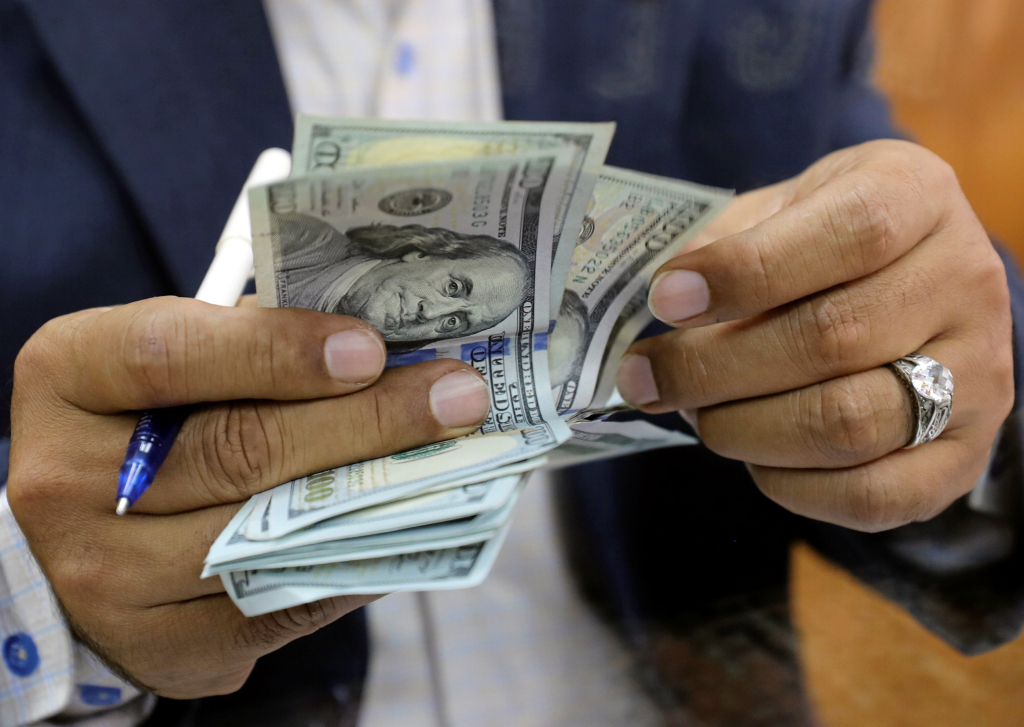 الدولار يبقى ثابتًا بالقرب من أدنى معدلاته
