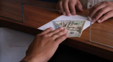 الدولار ينخفض إلى أدنى نقطة له