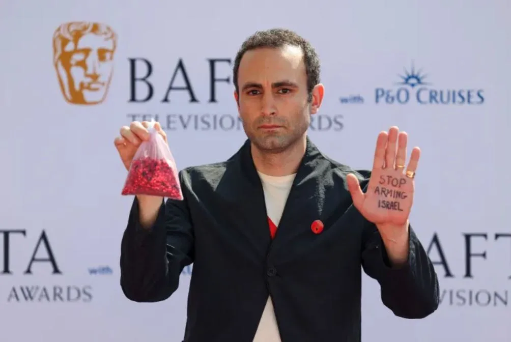 خالد عبدالله قبل عرض Massive Attack: عندما تدافع عن فلسطين تكتشف نفسك وتجد شعبك ويجدك شعبك. خالد عبدالله قبل عرض Massive Attack: عندما تدافع عن فلسطين تكتشف نفسك وتجد شعبك ويجدك شعبك.