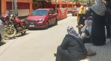 على الرغم من حرارة الشمس.. أولياء الأمور يجلسون على الأرض أمام لجان الثانوية العامة في انتظار أبنائهم