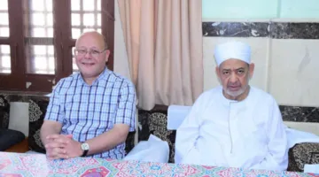 في ساحة الطيب.. شيخ الأزهر يستخدم اللقاءات العامة كوسيلة لتسوية المنازعات ودعم المجتمع