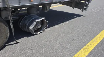 إيقاف شاحنة تسببت في ت damage 15 كيلومترًا من الطريق الصحراوي
