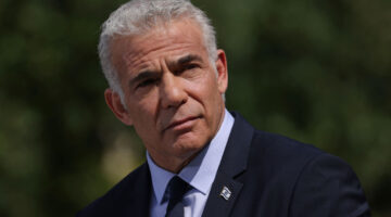 لابيد يطلب من واشنطن المشاركة في الهجوم الإسرائيلي على إيران