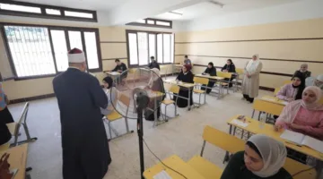 رئيس قطاع المعاهد الأزهرية يزور لجان امتحانات الطلاب الفلسطينيين ويشجعهم على بذل الجهد.