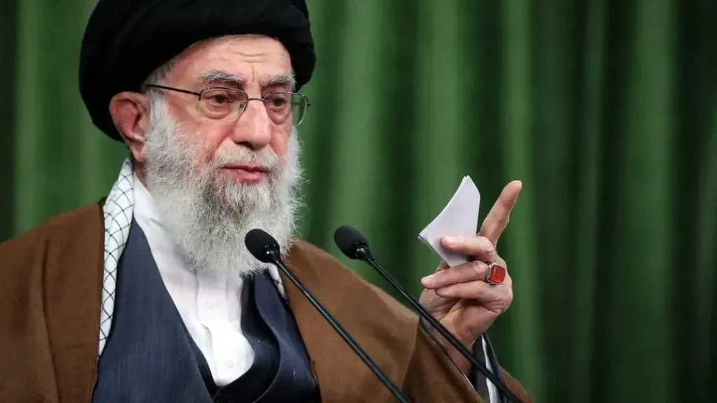 حزب الله يرد على التهديد باغتيال “علي خامنئي”: عزيمتنا تزداد ومكانته ثابتة. حزب الله يرد على التهديد باغتيال “علي خامنئي”: عزيمتنا تزداد ومكانته ثابتة.