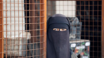 تقرير يعبّر عن انتقادات لأسلوب المغرب الغامض في إعادة المجندين إلى مناطق الإرهاب.
