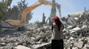 الضفة الغربية: إسرائيل تستمر في إ demolition المباني السكنية في مخيم طولكرم