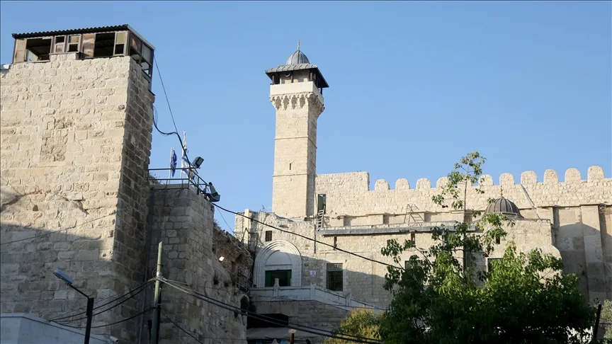 إسرائيل تعطل إمدادات الكهرباء في المسجد الإبراهيمي إسرائيل تعطل إمدادات الكهرباء في المسجد الإبراهيمي