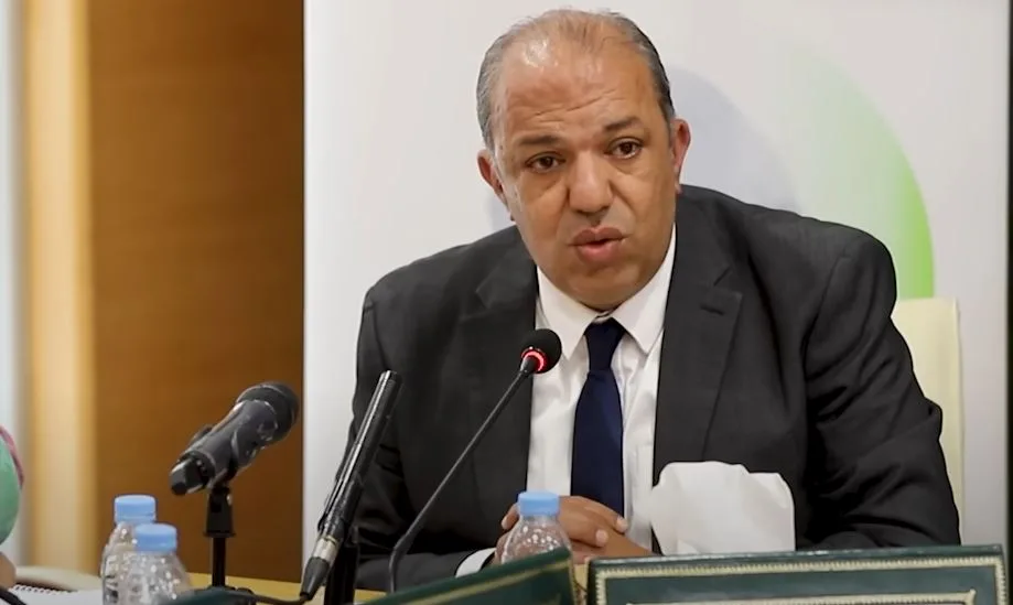 البلعمشي يستعرض واقع مبادرة الحكم الذاتي والتحديات التي تواجه تنفيذها في الصحراء المغربية.