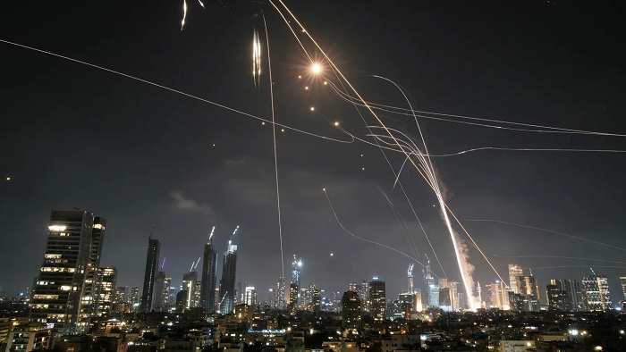 غارات متواصلة في طهران وصواريخ “فتّاح” تضرب إسرائيل للمرة الأولى غارات متواصلة في طهران وصواريخ “فتّاح” تضرب إسرائيل للمرة الأولى