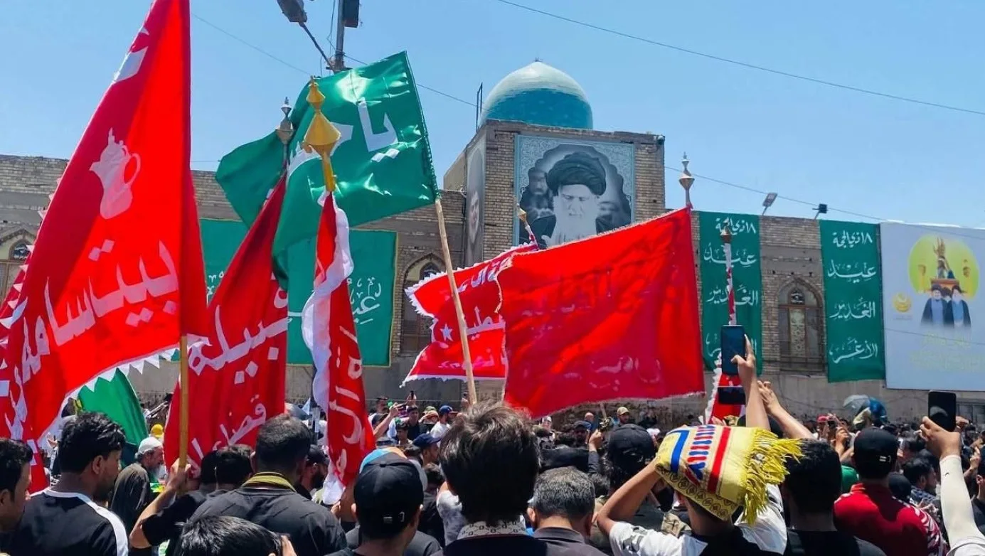 الإيرانيون يسيرون احتجاجًا على الهجمات الإسرائيلية الإيرانيون يسيرون احتجاجًا على الهجمات الإسرائيلية