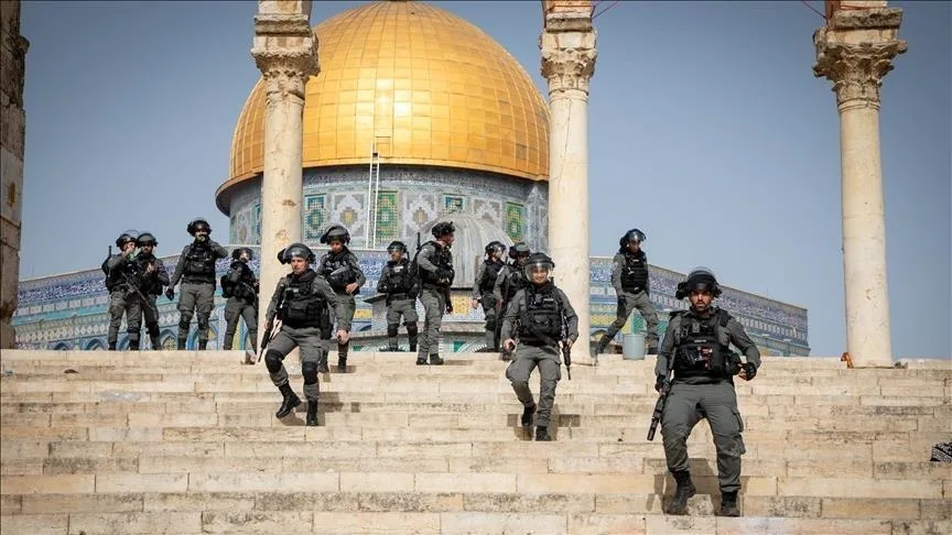 إسرائيل تمنع آلاف الفلسطينيين من الصلاة في المسجد الأقصى يوم الجمعة. إسرائيل تمنع آلاف الفلسطينيين من الصلاة في المسجد الأقصى يوم الجمعة.