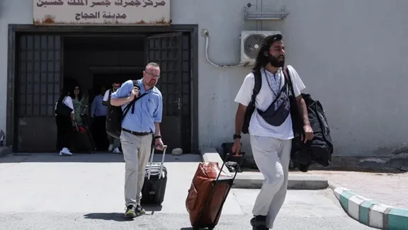 نزاع إيران وإسرائيل يُجبر الدول على إجلاء رعاياها نزاع إيران وإسرائيل يُجبر الدول على إجلاء رعاياها