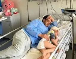 غيثة تخرج من المستشفى ووالدها ينذر من “استغلال المعاناة”