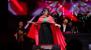 جدل كبير بعد إلقاء نادية العروسي سلهامًا بألوان العلم المغربي في مهرجان “موازين”