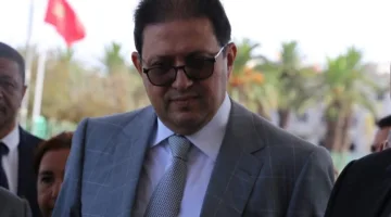 “أوهام” آيت منا يمكن إعادة صياغته كـ “أحلام آيت منا الخادعة”.