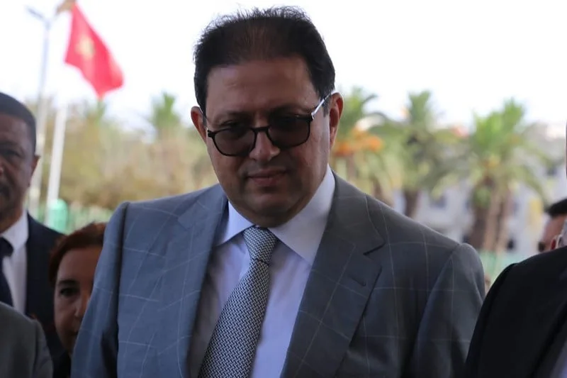 “أوهام” آيت منا يمكن إعادة صياغته كـ “أحلام آيت منا الخادعة”. “أوهام” آيت منا يمكن إعادة صياغته كـ “أحلام آيت منا الخادعة”.