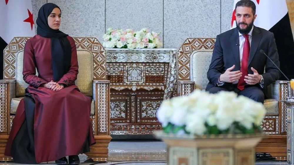 أحمد الشرع يكشف جوانب من حياته الزوجية بعد الانتقال بين 49 منزلاً أحمد الشرع يكشف جوانب من حياته الزوجية بعد الانتقال بين 49 منزلاً