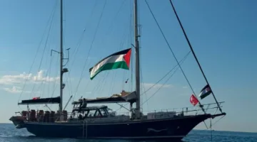 السفينة مادلين تصل إلى ميناء أسدود الإسرائيلي برفقة سفن عسكرية.